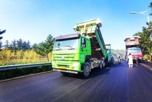 S201威東線（機(jī)場路）路段，預(yù)計10月20日路面主體完工